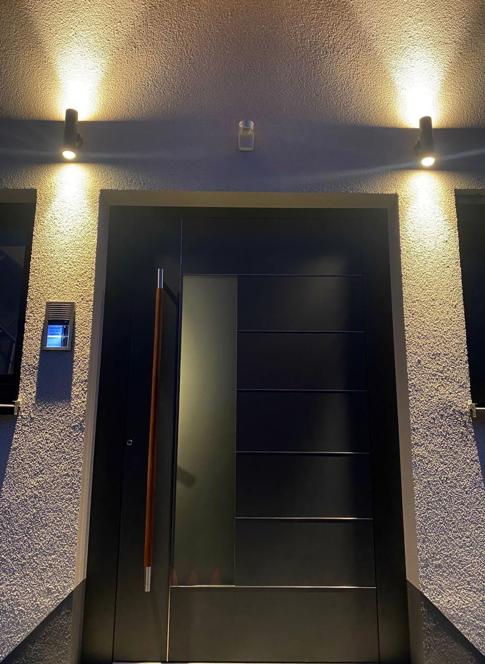 Haustür mit Außenbeleuchtung